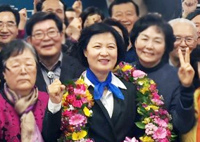 서울 광진을 더불어민주당 후보로 출마한 추미애 후보가 13일 밤 당선이 확정된 후 지지자들의 축하를 받고 있다.