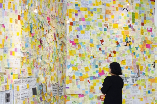 5월 24일 서울 동작구 대방동 서울여성가족재단 로비에 마련된 ‘강남역 여성 살해 사건’ 피해자 추모 공간을 찾은 시민이 추모 포스트잇을 보고 있다. 
