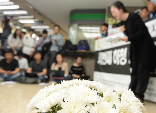 31일 오전 서울 광진구 구의역에서 열린 세번째 하청 노동자 사망 관련 대책 촉구 기자회견에서 사고 희생자 김모군의 어머니가 발언하다 눈물을 흘리고 있다.