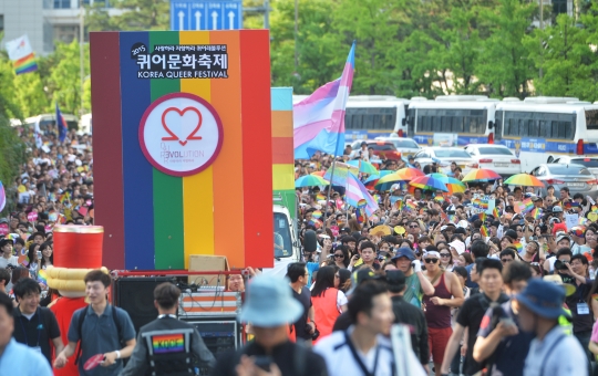 지난해 6월 28일 ‘2015 퀴어문화축제’에 참가한 성소수자들이 서울광장에서 축제를 마친 뒤 삼일대로에서 행진을 하고 있다. ⓒ뉴시스·여성신문