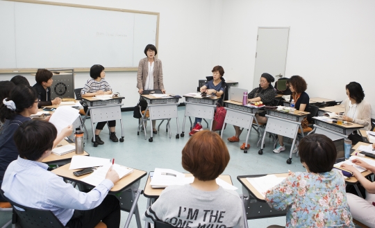 성공회대 NGO대학원 실천여성학과정 10기 학생들이 8일 허성우 주임교수의 지도로 ‘페미니즘 사상’ 수업을 하고 있다.