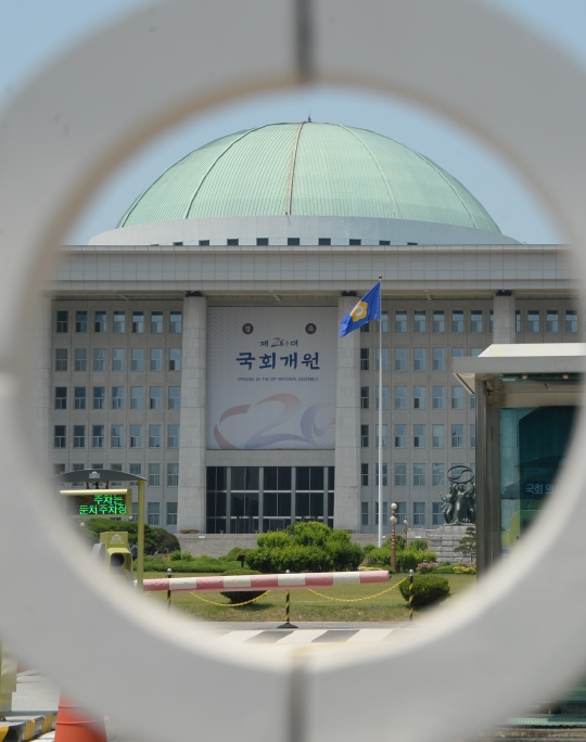 5일 서울 여의도 국회 본청이 동그란 틀 안에 갇혀 있다. ⓒ뉴시스·여성신문
