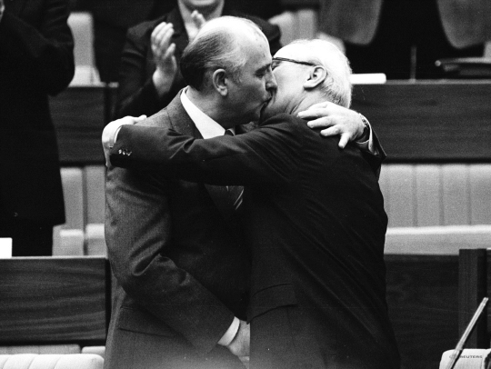 소련 공산당 서기장 미하일 고르바초프가 1986년 4월 21일 동독 공산당 서기장으로 재선된 에리히 호네커에게 축하를 보내며 포옹하고 키스하고 있다. ⓒ로이터 사진전 사무국 제공