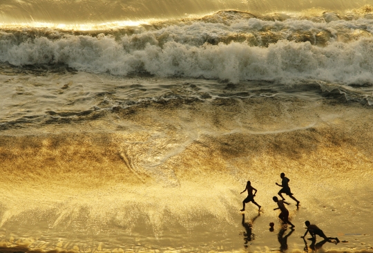 2008년 12월 26일, 페루 리마의 한 해변에서 아이들이 축구를 하고 있다. ⓒ로이터 사진전 사무국 제공