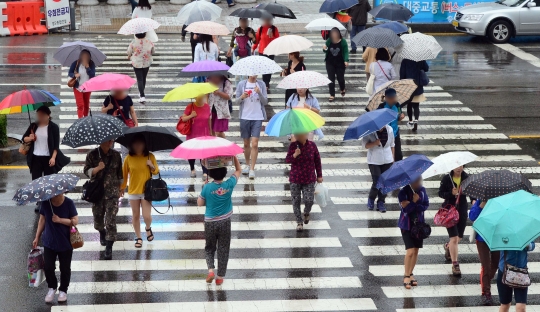 15일 오늘 날씨는 전국이 흐린 가운데 저기압의 영향으로 서울·경기도·강원영서·서해안에 돌풍과 천둥 번개를 동반한 비가 내린다. ⓒ뉴시스·여성신문