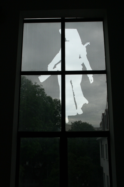 베트남 여성 박물관 외벽 창문에는 총을 든 여성의 모습을 담았다.
