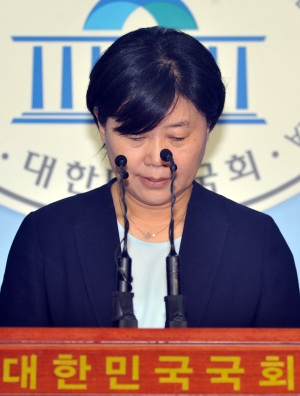 가족 채용 논란을 일으킨 더불어민주당 서영교 의원이 30일 오후 서울 여의도 국회 정론관에서 기자회견을 하고 있다.