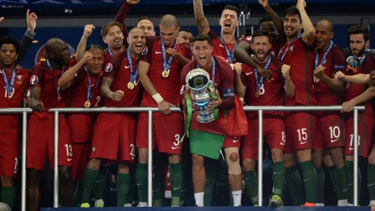 포르투갈이 유로 2016에서 우승컵을 거머쥐었다. ⓒ유로2016 공식 홈페이지