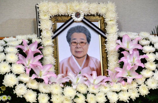 10일 오후 서울 중구 국립중앙의료원 장례식장에 마련된 일본군 위안부 피해자 유희남 할머니 빈소에 영정 사진이 놓여 있다. 폐암으로 투병 중이던 일본군 위안부 피해자 유희남 할머니는 10일 오전 8시23분께 향년 88세의 나이로 별세했다. ⓒ뉴시스·여성신문