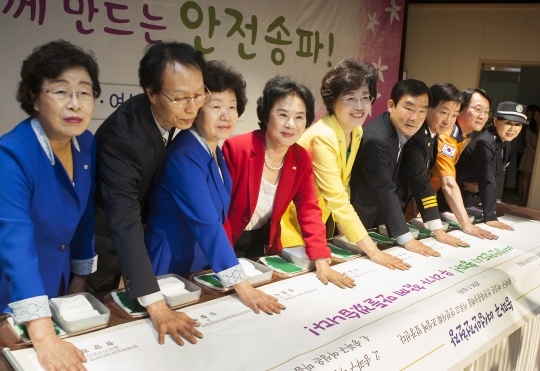 송파구는 6일 서울 송파여성문화회관에서 열린 ‘양성평등주간 기념식’에서 ‘여성안전헌장 선포식’을 개최했다. ⓒ이정실 여성신문 사진기자