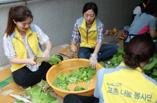 치킨 브랜드 교촌에프앤비가 경기도 오산에서 ‘초록김치 행사’를 진행했다. ⓒ교촌에프앤비