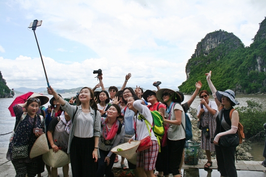 다같이 사진을 찍고 있는 ‘짧은 여행, 긴 호흡’ 참가자들. 이번 베트남 여행에는 23명의 여성활동가들이 함께했다.