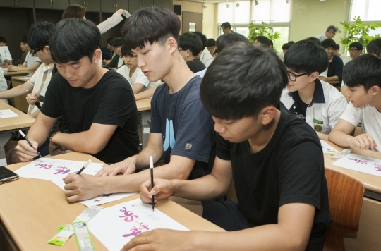 서울 아현산업정보학교 학생들이 히포시 사인지에 양성평등 관련 메시지를 쓰고 사인하고 있다. ⓒ이정실 여성신문 사진기자