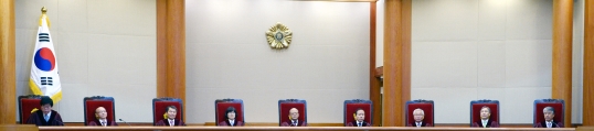 박한철 헌법재판소장과 헌법재판관들이 2015년 2월 서울 종로구 재동 헌법재판소 대심판정에 착석하고 있다.
