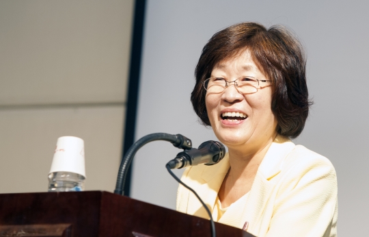 국내와 아시아의 첫 여성학 교수인 장필화 이화여대 여성학과 교수가 16일 오후 이대 국제교육원 LG컨벤션홀에서 열린 정년퇴임 기념식에서 ‘생명·사회·정의를 위한 여성학’이라는 주제로 고별 강연을 하고 있다. 
