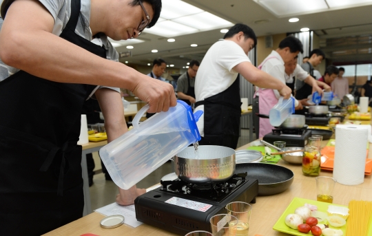 6일 오후 서울 중구청에서 열린 ‘아빠의 식탁’ 행사에서 구청직원들이 음식조리를 하고 있다. ⓒ뉴시스·여성신문
