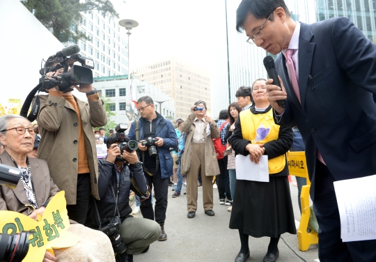 더불어민주당 신경민 의원이 지난 4월 27일 오후 서울 종로구 일본대사관 앞에서 열린 1228차 일본군 위안부 문제해결을 위한 정기수요집회에 참석해 김복동 할머니를 비롯한 참석자들에게 인사를 하고 있다.