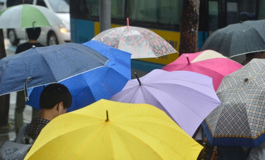 22일 날씨는 북한에 위치한 장마전선의 영향으로 경기 북부와 강원 영서 북부에 늦은 밤에 비가 조금 오겠다. ⓒ뉴시스·여성신문