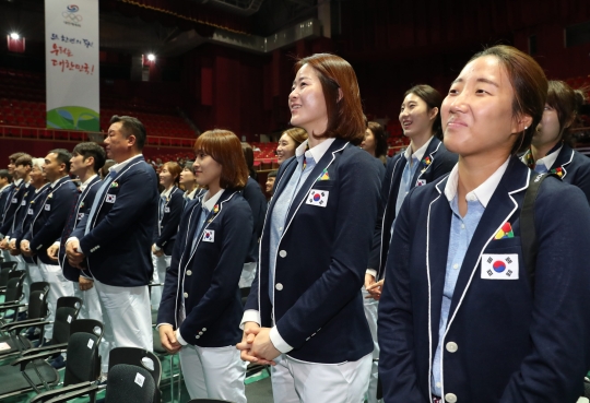 19일 오후 서울 송파구 올림픽공원 올림픽홀에서 열린 2016 리우 올림픽 대한민국 선수단 결단식에서 여자 태권도 선수들이 밝은 미소를 보이고 있다. ⓒ뉴시스ㆍ여성신문