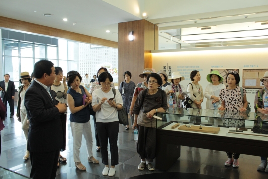 7월 26일 우병윤 경북도 정무실장이 도청을 찾은 탐방객들에게 신청사를 설명하고 있다.