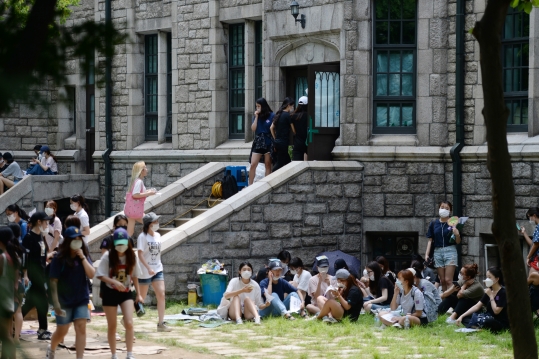 이화여자대학교 재학생·졸업생들이 1일 서울 서대문구 이화여대 본관에서 평생교육 단과대학 미래라이프대학 설립에 반대하며 농성을 벌이고 있다.