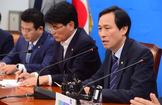 우상호 더불어민주당 원내대표가 1일 서울 여의도 국회에서 열린 원내대책회의에서 모두발언하고 있다.