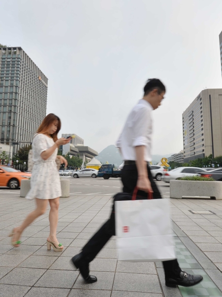 1일 오전 서울 광화문광장에서 시민들이 출근하고 있다. ⓒ뉴시스·여성신문