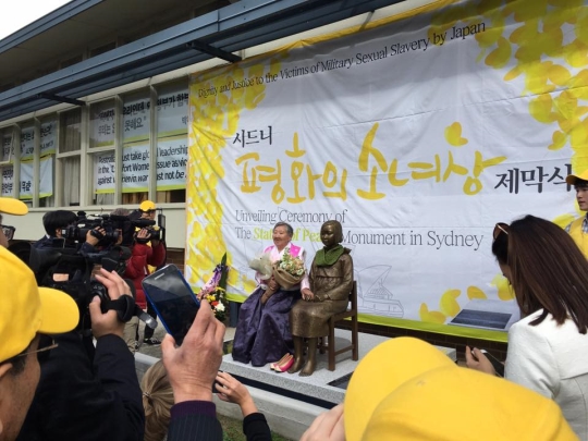 6일(현지시간) 시드니 한인회관에서 열린 호주 ‘평화의 소녀상’ 제막식에서 일본군‘위안부’ 피해자인 길원옥 할머니가 소녀상 옆 의자에 앉아 기념촬영을 하고 있다. ⓒ윤미향 정대협 대표 페이스북
