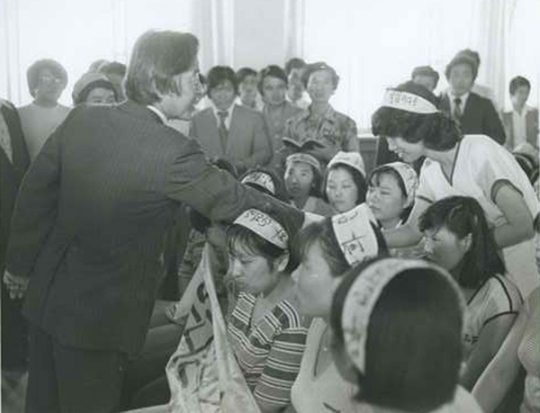 1979년 8월 9일 당시 김영삼 신민당 총재가 당사에 진입해 농성을 벌이던 YH무역 여공들을 격려하던 모습 ⓒ뉴시스·여성신문