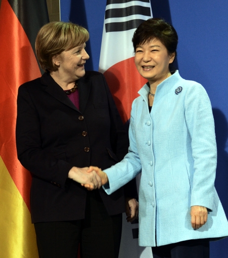 2014년 3월 독일을 국빈 방문한 박근혜 대통령이 베를린 연방 총리실에서 앙겔라 메르켈 총리와 정상회담을 마친 뒤 공동기자회견에 앞서 악수하고 있다. ⓒ뉴시스·여성신문
