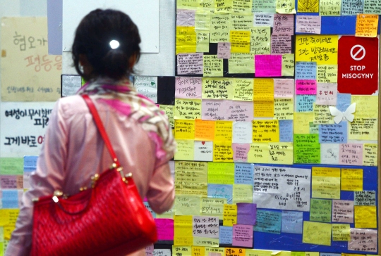 지난 5월 24일 서울 중구 서울시청 지하 1층 시민청에 만들어진 강남역 살인사건 추모공간에 피해자 여성을 추모하는 시민들의 발길이 이어지고 있다. ⓒ뉴시스ㆍ여성신문