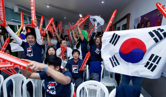 11일(한국시간) 브라질 리우데자네이루 휠라글로벌라운지에서 교민들과 리우 주민들이 리우올림픽 한국 여자 핸드볼팀을 응원하고 있다. ⓒ뉴시스·여성신문