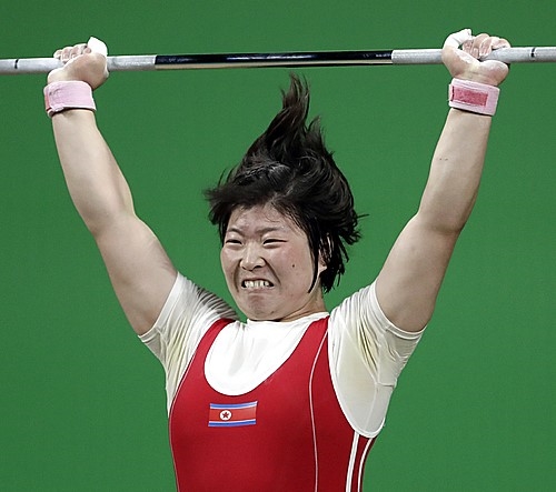 13일(한국시간) 브라질 리우센트루 파빌리온 2 체육관에서 열린 리우데자이네루 올림픽 역도 여자 75kg급 결승에서 역기를 들어올리고 있다. ⓒ뉴시스·여성신문