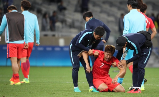 한국 손흥민이 14일 (한국시간) 한국 대 온두라스 올림픽 남자 축구 8강전에서 온두라스에게 1-0 패배를 당한뒤 눈물을 흘리고 있다. ⓒ뉴시스·여성신문