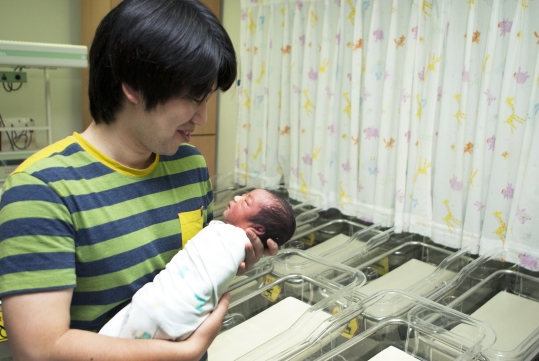 한 아버지가 병원 신생아실에서 생후 이틀된 아들을 어루만지고 있다. ⓒ이정실 여성신문 사진기자