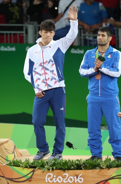 김현우가 15일(한국시간) 브라질 리우데자네이루 카리오카 아레나 2에서 열린 2016년 리우올림픽 남자 레슬링 그레코로만형 75kg급 시상식에서 단상에 올라 관중들에게 손을 흔들고 있다. ⓒ뉴시스ㆍ여성신문