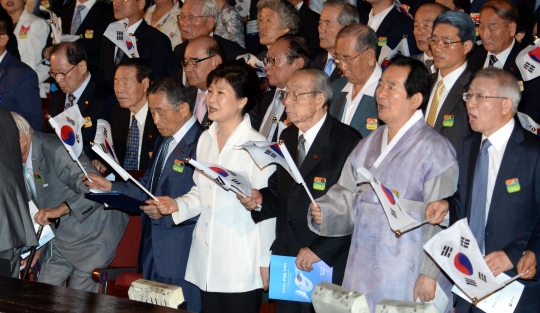 박근혜 대통령이 15일 오전 서울 세종문화회관에서 열린 제71주년 광복절 경축식에서 내빈들과 광복절 노래를 제창하고 있다. ⓒ뉴시스·여성신문