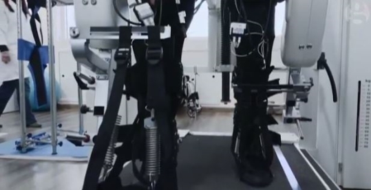 한 하반신 마비 환자가 외골격로봇기술을 사용한 재활 치료를 받고 있다. ⓒ가디언(theguardian.com) 캡처