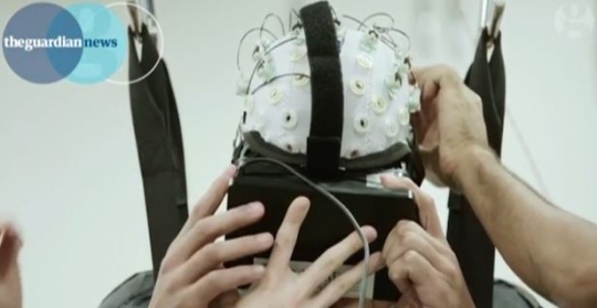 한 하반신 마비 환자가 VR 기술을 사용한 재활 치료를 받고 있다. ⓒ가디언(theguardian.com) 캡처