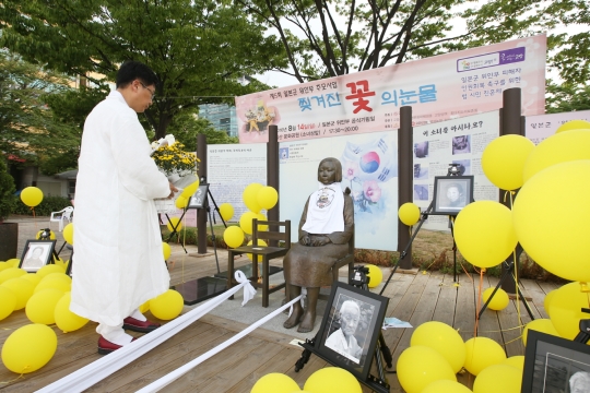 최성 경기 고양시장이 14일 일산 문화공원에서 열린 제5회 일본군 위안부 피해자 인권회복 촉구를 위한 진혼제에서 위안부 피해자의 넋을 위로하고 있다. ⓒ고양시