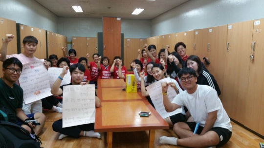 김포공항 용역업체 청소노동자 파업을 응원하기 위해 경남 창원의 대학생들이 김포공항을 방문했다.