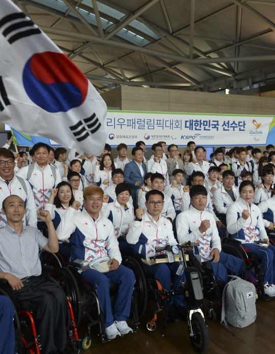 ‘2016 리우패럴림픽’ 한국 국가대표 선수단이 23일 오전 인천국제공항에서 전지훈련 장소인 미국 애틀랜타로 출국에 앞서 환송식을 하며 파이팅을 외치고 있다. ⓒ뉴시스·여성신문