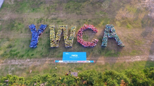 한국YWCA연합회 전국회원대회 참가자들이  ‘Y.W.C.A’ 대형글자를 만드는 카드섹션 퍼포먼스를 하고 있다. 항공촬영 사진. ⓒ한국YWCA연합회