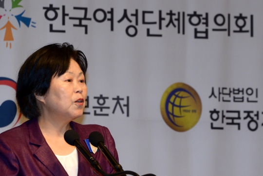 최금숙 한국여성단체협의회 회장이 6월 24일 열린 ‘트인세상 I LOVE KOREA! 국민대토론회’에서 인사말을 하고 있다. ⓒ뉴시스ㆍ여성신문