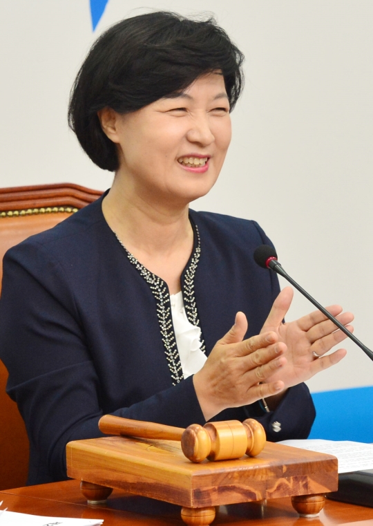 더불어민주당 추미애 당 대표가 8월 31일 오전 서울 여의도 국회에서 열린 최고위원회의에 참석해 박수를 치고 있다. ⓒ뉴시스
