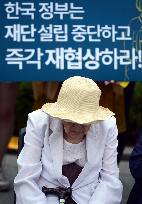 지난 25일 정부서울청사 앞에서 열린 ‘일본군 위안부 피해자들을 기만하고 일방적인 화해와 치유재단 설립한 강행하는 한국정부 규탄’ 기자회견에 참석한 일본군‘위안부’ 피해자 이옥선 할머니. ⓒ뉴시스ㆍ여성신문