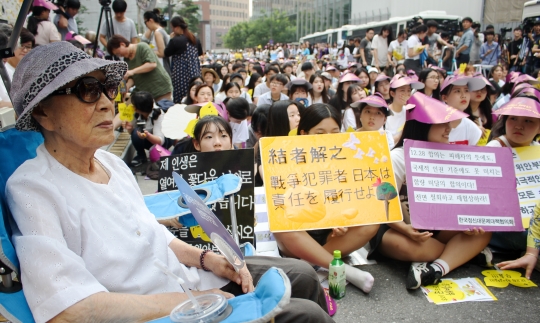 일본군‘위안부’ 피해생존자들이 대한민국 정부를 상대로 각 1억원의 손해배상소송을 진행한다고 30일 밝혔다. 사진은 수요시위에 참석한 일본군위안부 피해자 김복동 할머니. ⓒ변지은 기자