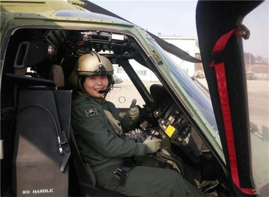 장시정 소령이 UH-60 비행임무 전에 포즈를 취하고 있다. ⓒ육군