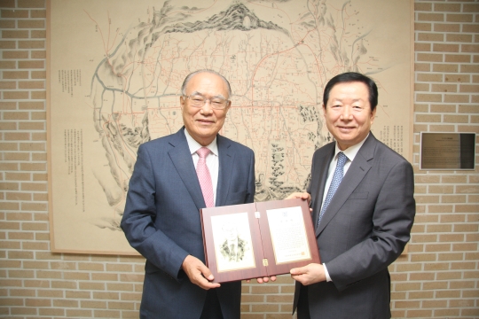 (사진 왼쪽부터) 이금기 일동후디스 회장이 성낙인 서울대학교 총장으로부터 감사패를 전달받고 있다. ⓒ일동후디스