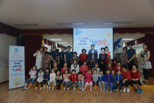 8월 31일 서울 성북구 돈암2동에서 열린 ‘우리 아이를 위한 삼이웃’ 행사 참가자들이 한자리에 모였다. ⓒ성북구